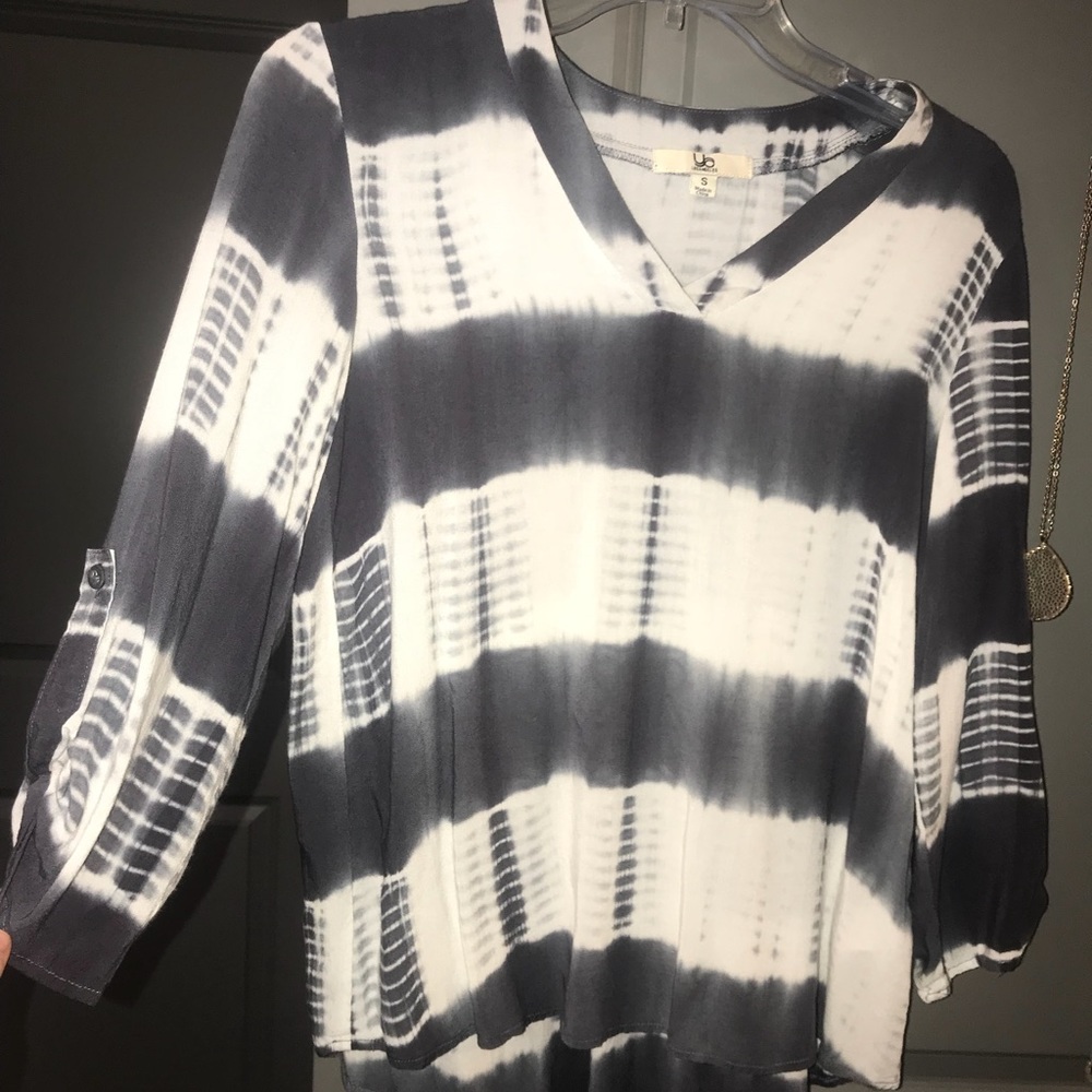 Quarter length sleeve blouse, grey and white